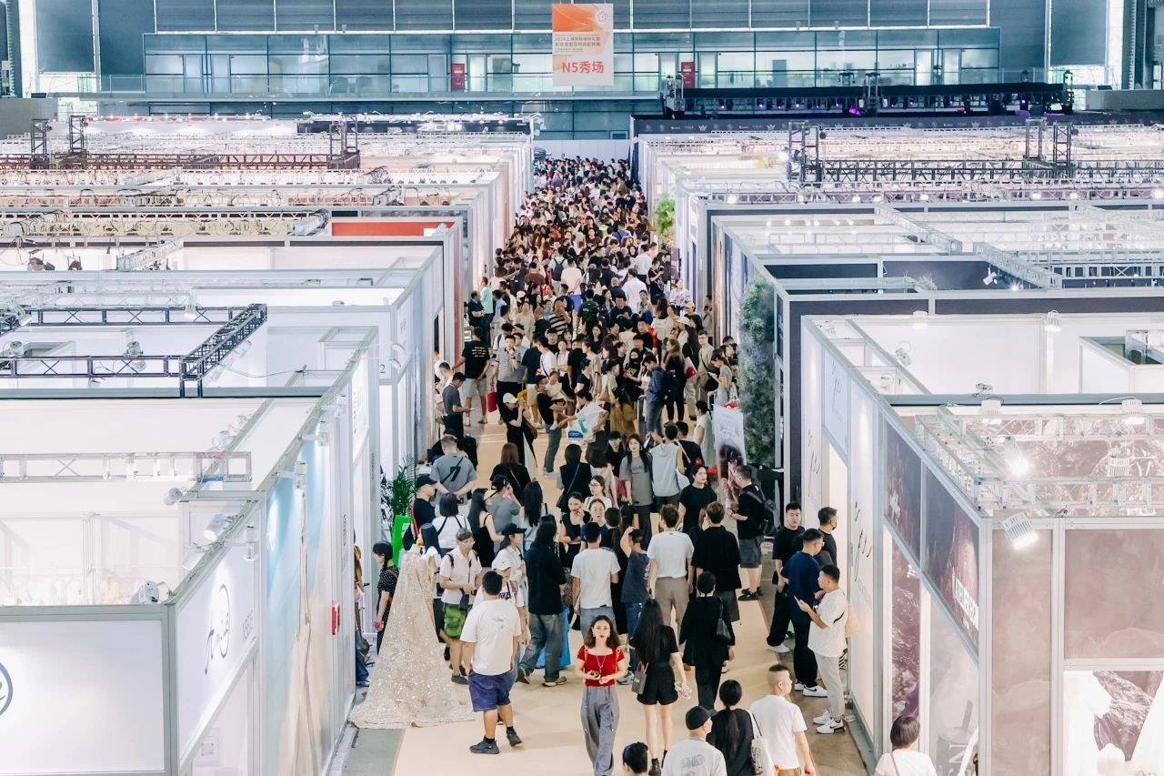 “蛇”來(lái)運(yùn)轉(zhuǎn)，2025上海國(guó)際婚紗禮服時(shí)裝周誠(chéng)邀攜手出圈